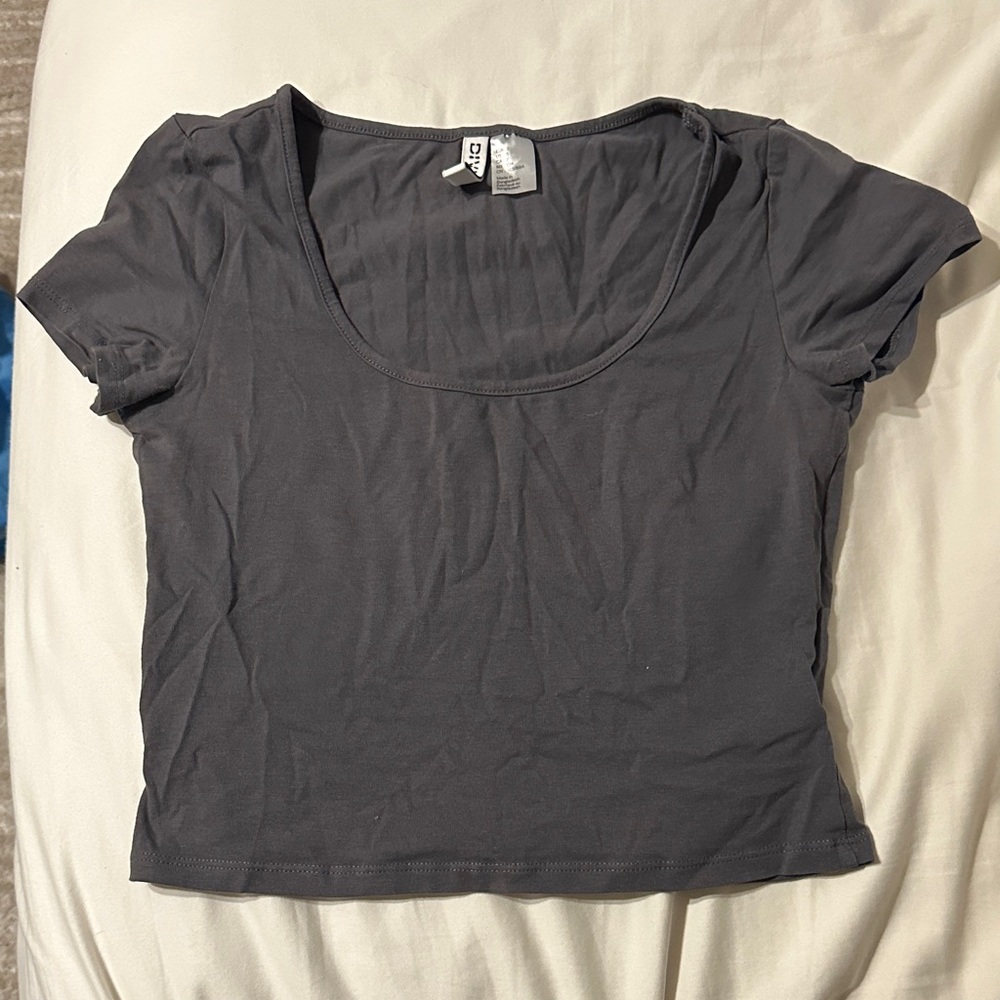 Divided women’s gray top